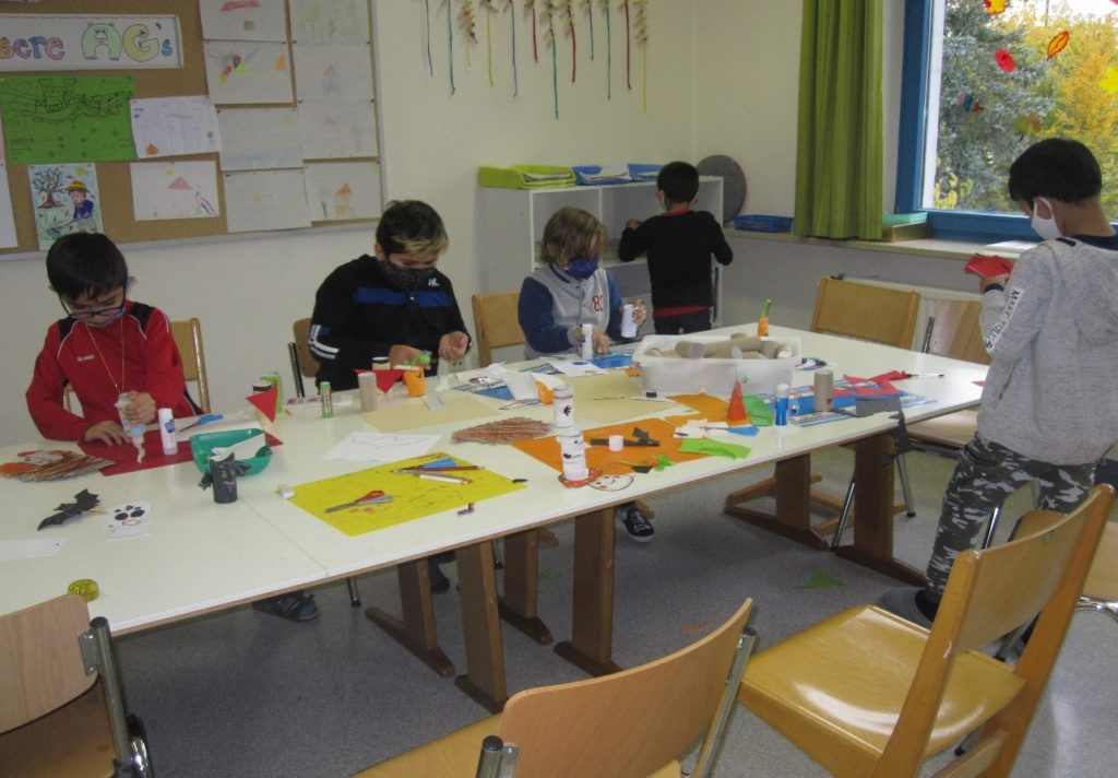 Kinder beim Basteln