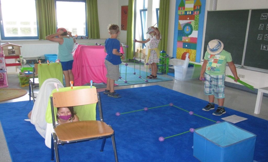 Kinder beim Spielen in der Ferienbetreuung August 2020