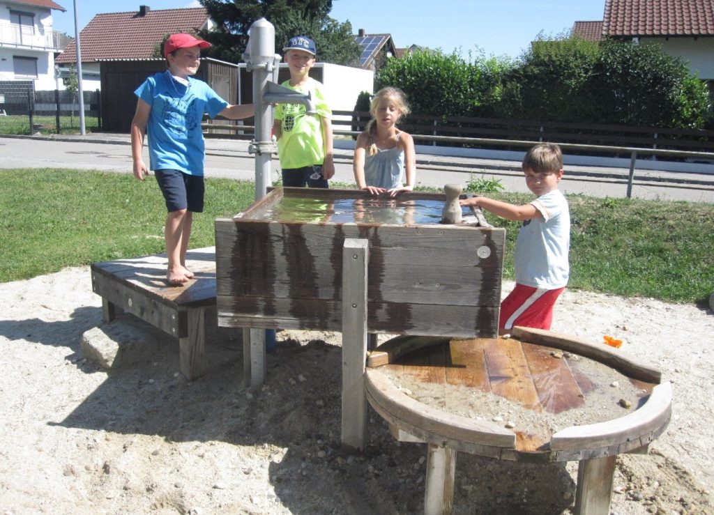 Kinder beim Spielen in der Ferienbetreuung August 2020