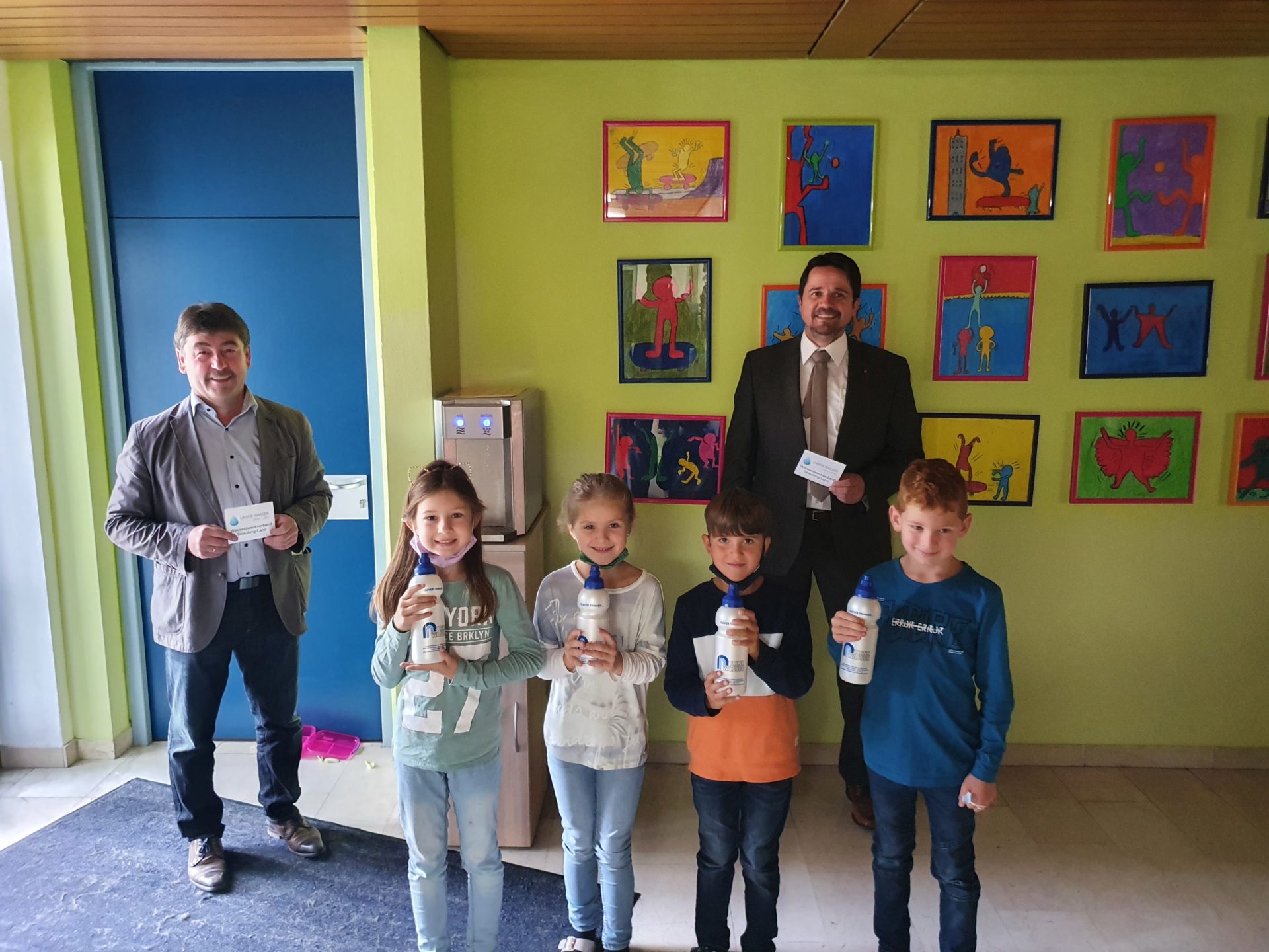 Zweckverbandsvorsitzender Alfons Neumeier (l.) mit Bürgermeister Adalbert Hösl und Kindern der Herzog-Tassilo-Grundschule.