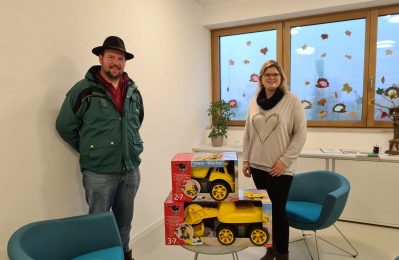 Geschäftsführer der Firma „Garten- und Landschaftsbau Leibl GmbH“ und die Leiterin der Kita, Sandra Limbrunner, mit den neuen Spielgeräten.