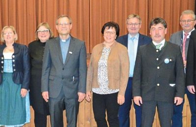 Pfarrer Heinrich Weber (Vierter von links) mit den Rednern (von links): Bürgermeister Adalbert Hösl, Dagmar Genau (PGR), Pfarrerin Erna Meiser, Christa Sax (PGR), MdL Josef Zellmeier, Bürgermeister Alfons Neumeier, Landrat Josef Laumer und Manfred Sagstetter (PGR) Fotos: Josef Bierl/Straubinger Tagblatt