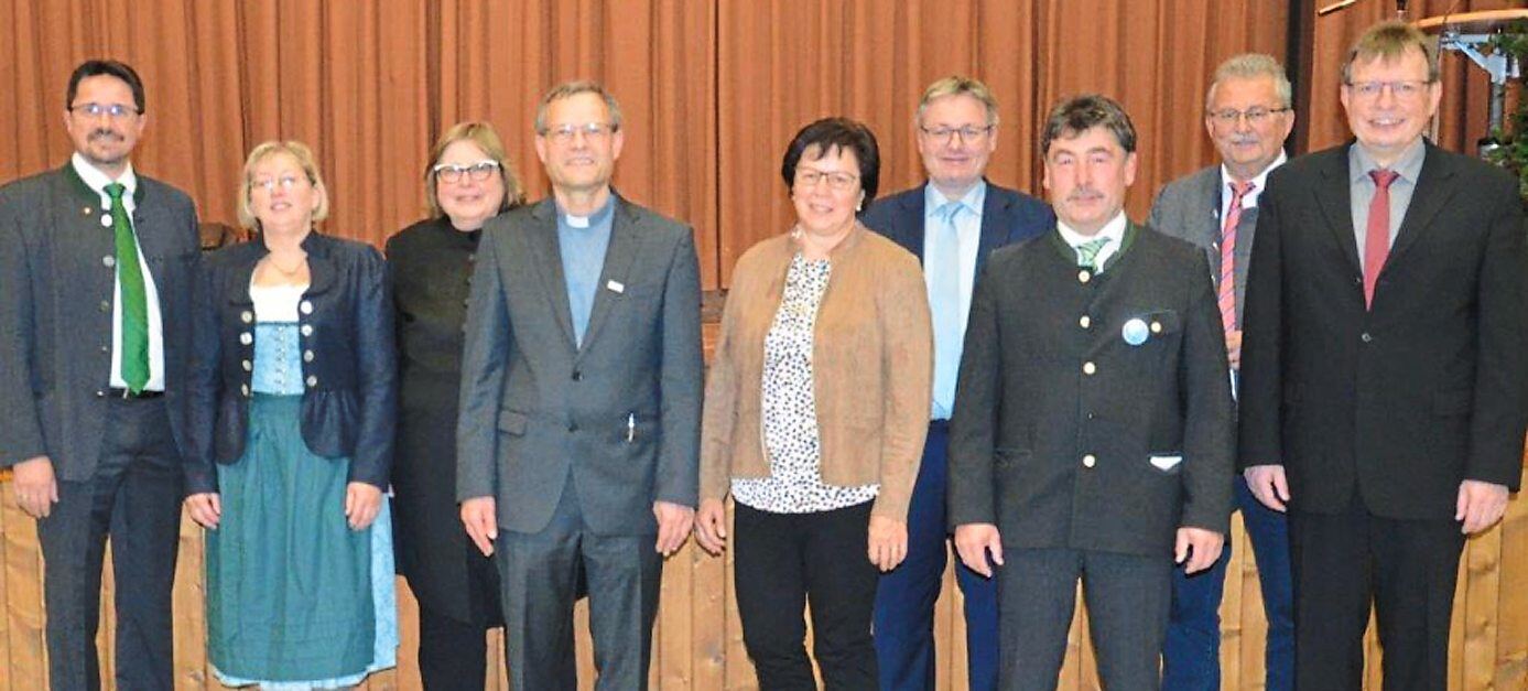 Pfarrer Heinrich Weber (Vierter von links) mit den Rednern (von links): Bürgermeister Adalbert Hösl, Dagmar Genau (PGR), Pfarrerin Erna Meiser, Christa Sax (PGR), MdL Josef Zellmeier, Bürgermeister Alfons Neumeier, Landrat Josef Laumer und Manfred Sagstetter (PGR) Fotos: Josef Bierl/Straubinger Tagblatt