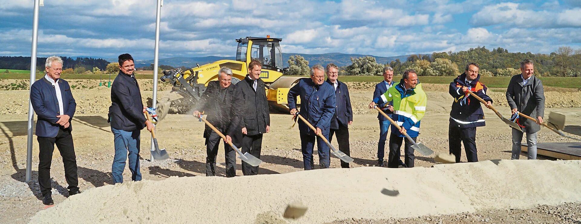 Zum Spatenstich für die Baumaßnahmen für den Hochwasserschutz im Polder Sand/Entau kam nicht nur Umweltminister Thorsten Glauber. Auch weitere Vertreter aus der Landes- und Kommunalpolitik waren anwesend. Foto: Tobias Welck