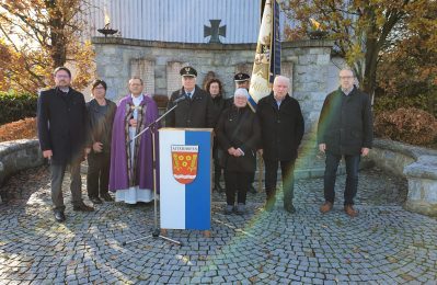 BGM Adalbert Hösl, 3. Bürgermeisterin Heike Kattler, Pfarrer Heinrich Weber, KSV-Vorsitzender Ernst Limmer, Festfrau des KSV Gabriele Buchner, stellv. Vorsitzender Norbert Buchner, VDK-Vorsitzende Marianne Wahl, Altbürgermeister Manfred Krä, stellv. Bürgermeister Manfred Engl am Kriegerdenkmal in Aiterhofen.