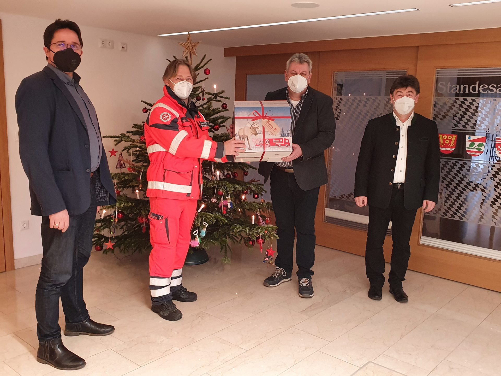 Zukünftiger Geschäftsstellenleiter der VG Aiterhofen Thomas Rott (2.v.r.) übergibt zusammen mit Alfons Neumeier, 1. Bürgermeister der Gemeinde Salching (rechts) und 1. Bürgermeister der Gemeinde Aiterhofen Adalbert Hösl (links) das von den Mitarbeitern gepackte Hilfspaket an Stefan Quaschny (2.v.l.) von den Johannitern.